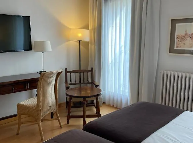 파라도르 드 푸에블라 드 사나브리아 4*